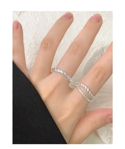 Detailed view of single and double layer twisted rope rings in minimalist S925 silver
