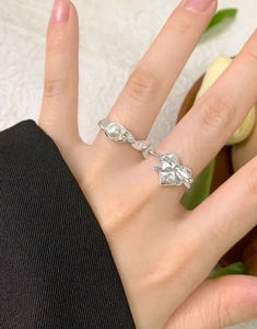 Detail von S925 Silberring Set mit gedrehtem Perlenring und Herz Schleifen Design