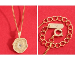 Détail du fermoir S925 et du pendentif texturé doré avec une pierre de zircone centrale