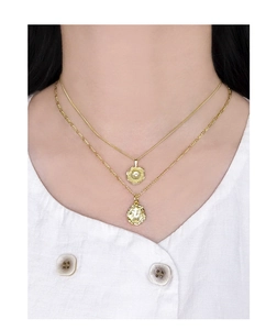 Colliers dorés superposés avec pendentif soleil rond et breloques de pièces martelées
