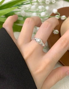 Detail eines S925 Sterlingsilber-Rings mit unregelmäßiger Textur und eleganter Perle