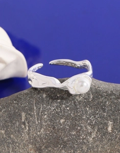 Makro-Detail des S925 Silberrings mit unregelmäßiger Textur und einer weißen Perle