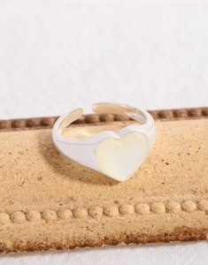 Dettaglio anello in argento S925 con cuore in madreperla su base vintage