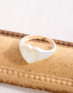 Dettaglio dell'anello in argento S925 con inserto a cuore in conchiglia e fascia regolabile