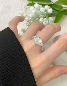 Dettaglio dell'anello in argento sterling S925 con intarsio in conchiglia a forma di cuore