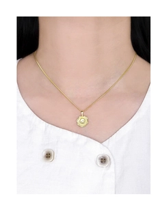 Détail d'un collier pendentif pièce irrégulière en argent 925 sur la clavicule d'une femme