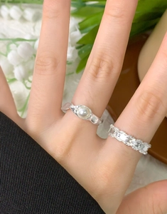 Detail eines S925 Silberring-Sets mit weißer Perle und strukturierter Ringschiene