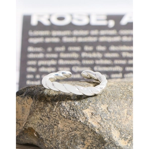 Polished S925 sterling silver twisted rope ring for women with adjustable open design