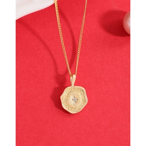 Collier avec pendentif étoile irrégulier et zircon sur fond texturé rouge vif