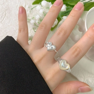 Anelli a cuore in argento S925 con texture a nastro e inserti in conchiglia iridescente