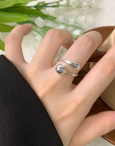 Close-up of S925 sterling silver geometric water drop ring worn by a model in daily life