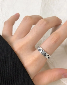 Gothic Ring aus Sterlingsilber mit schwarzen Stern- und Kreuzmustern an der Hand