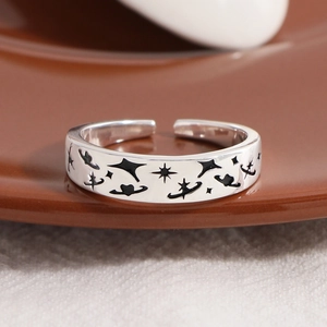 S925 Sterling Silber Ring mit schwarzen Himmelsmotiven und Planeten-Design