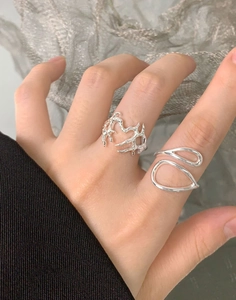 Dettaglio dell'anello in argento S925 con trama lavica e fascia a goccia sul dito