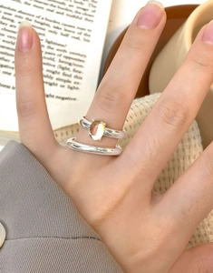 Nahaufnahme eines S925 Sterlingsilber Ring-Sets mit ovalem schillerndem Edelstein