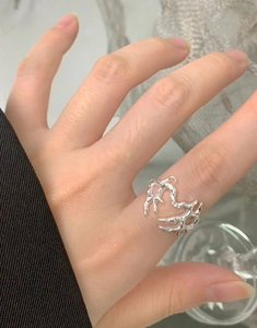 Anello a cuore in argento S925 con trama a lava indossato da modella su fondo nero