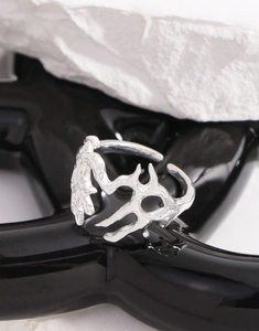 Dettaglio dell'anello in argento S925 con trama lava e design a cuore aperto regolabile