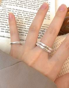 Nahaufnahme des mehrlagigen Rings aus S925 Silber und poliertem Band am Finger des Models