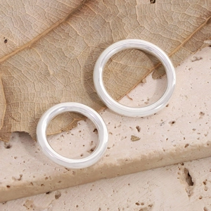 Minimalistische S925 Sterlingsilber Ringe mit polierten Bändern auf Naturstein Hintergrund