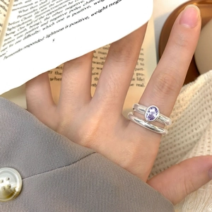 Eleganter S925 Sterlingsilber Doppelring mit ovalem lila Zirkon am Finger einer Frau