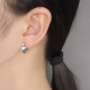 Elegant S925 silver shell-shaped earrings with small pearl detail on a model