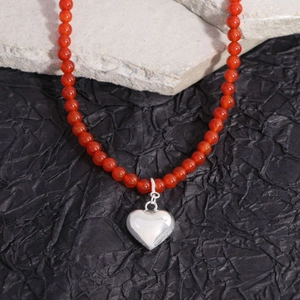 Élégant collier cœur en argent S925 avec perles d'agate rouge sur fond de pierre