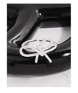 Détail macro d'une bague nœud en argent S925 avec des lignes évidées polies