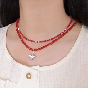 Collier double rang de perles rouges avec pendentif cœur en argent S925 sur femme