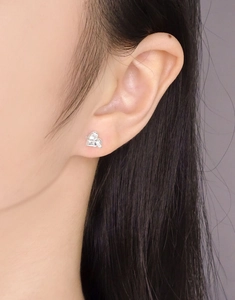 Gros plan de boucles d'oreilles cœur en argent S925 avec zircons sur un mannequin