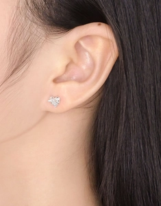 Gros plan de boucles d'oreilles cœur en argent S925 portées pour le style et la taille