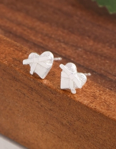 Macro d'oreilles cœur en argent massif S925 avec relief nœud sur support bois