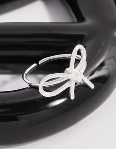 Vue détaillée d'une bague nœud en argent sterling sur un support noir haut de gamme