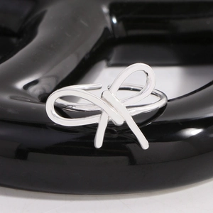 Bague nœud papillon en argent sterling S925 poli avec un design ouvert et minimaliste