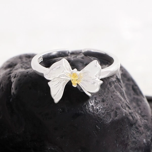 S925 sterling silver bow ring featuring a yellow zircon on a black stone base
