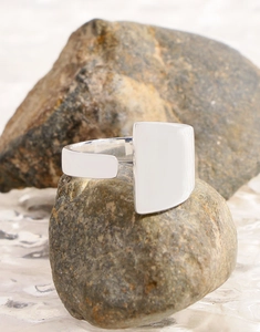 Macro detail of minimalist S925 silver ring featuring a white rectangular shell inlay