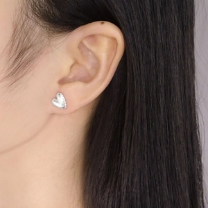 Boucles d'oreilles cœur en argent massif S925 avec texture martelée sur modèle