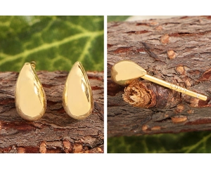 Détail de boucles d'oreilles goutte dorées montrant le poinçon S925 sur le clou poli