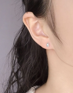 Gros plan sur les boucles d'oreilles minimalistes en argent S925 en forme de goutte