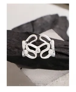 Makroaufnahme von S925 Sterling Silber Ring mit Wellendesign und Zirkonia Steinen