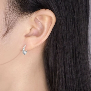 Minimalist S925 sterling silver hoop earrings with sunburst texture on a model