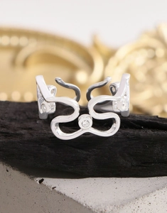 Makroaufnahme von S925 Sterlingsilber Ring mit Zirkonia-Steinen im Herz-Design