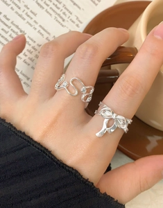 Detailansicht S925 Sterlingsilber Schleife und unregelmäßiger Ring mit Zirkonia