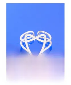 Nahaufnahme des S925 Sterling Silber Rings mit Doppelband und hohlem Herz-Design