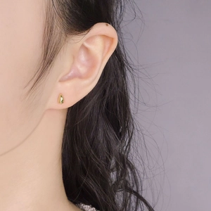 Boucles d'oreilles minimalistes en argent S925 doré en forme de goutte sur un modèle