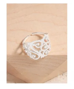 Vue macro d'une bague en argent S925 ajourée avec motif dentelle élégant