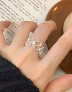 Detail eines unregelmäßigen Herzrings aus S925 Silber mit funkelnden Zirkonsteinen