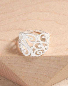 Détail de la bague en argent sterling S925 avec motif en filigrane ajouré et treillis