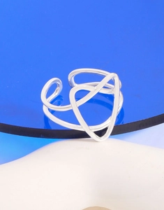 Nahaufnahme eines geometrischen Silberrings mit poliertem, mehrlagigem Design