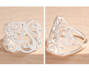 Détail macro du poinçon S925 en argent et du motif de volute creuse sur la bague