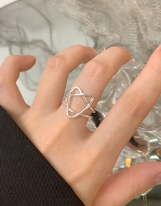 Detailansicht eines S925 Sterling Silber Hohlherz-Rings am Finger getragen